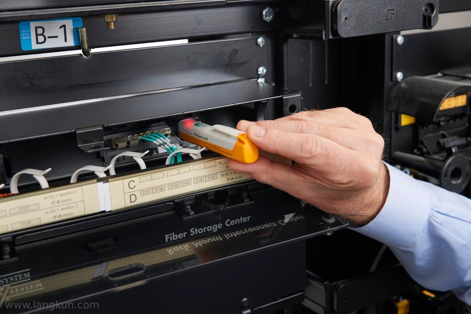 Fluke Networks FiberLert™ 活光纤检测器被用来检查收发机的图片。